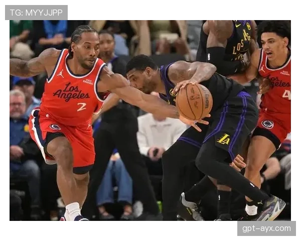 伦纳德靠无球跑动终结率回升对比詹姆斯更冷静