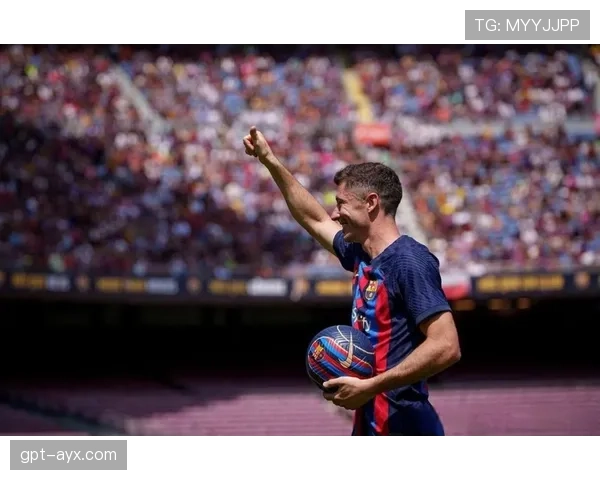 莱万训练完回家还要自己熨球衣？